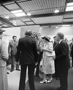 882666 Afbeelding van koningin Beatrix en prins Claus tijdens hun werkbezoek aan de stad, o.a. in gezelschap van ...